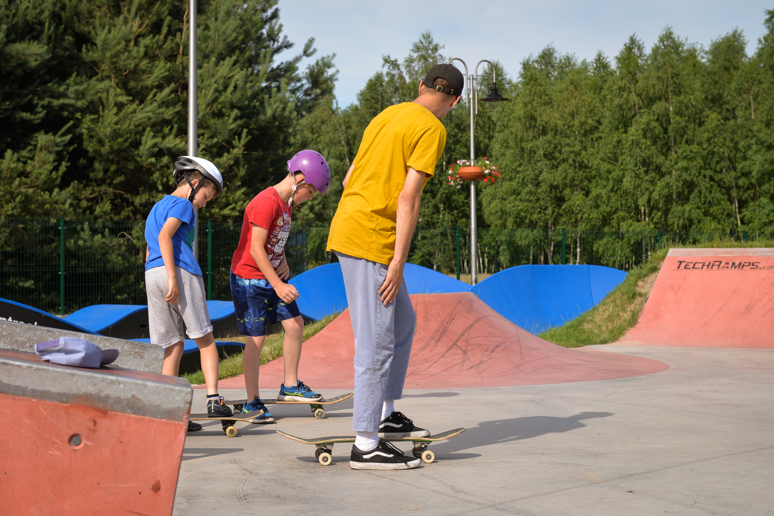 Dzieci na deskorolkach na skateparku