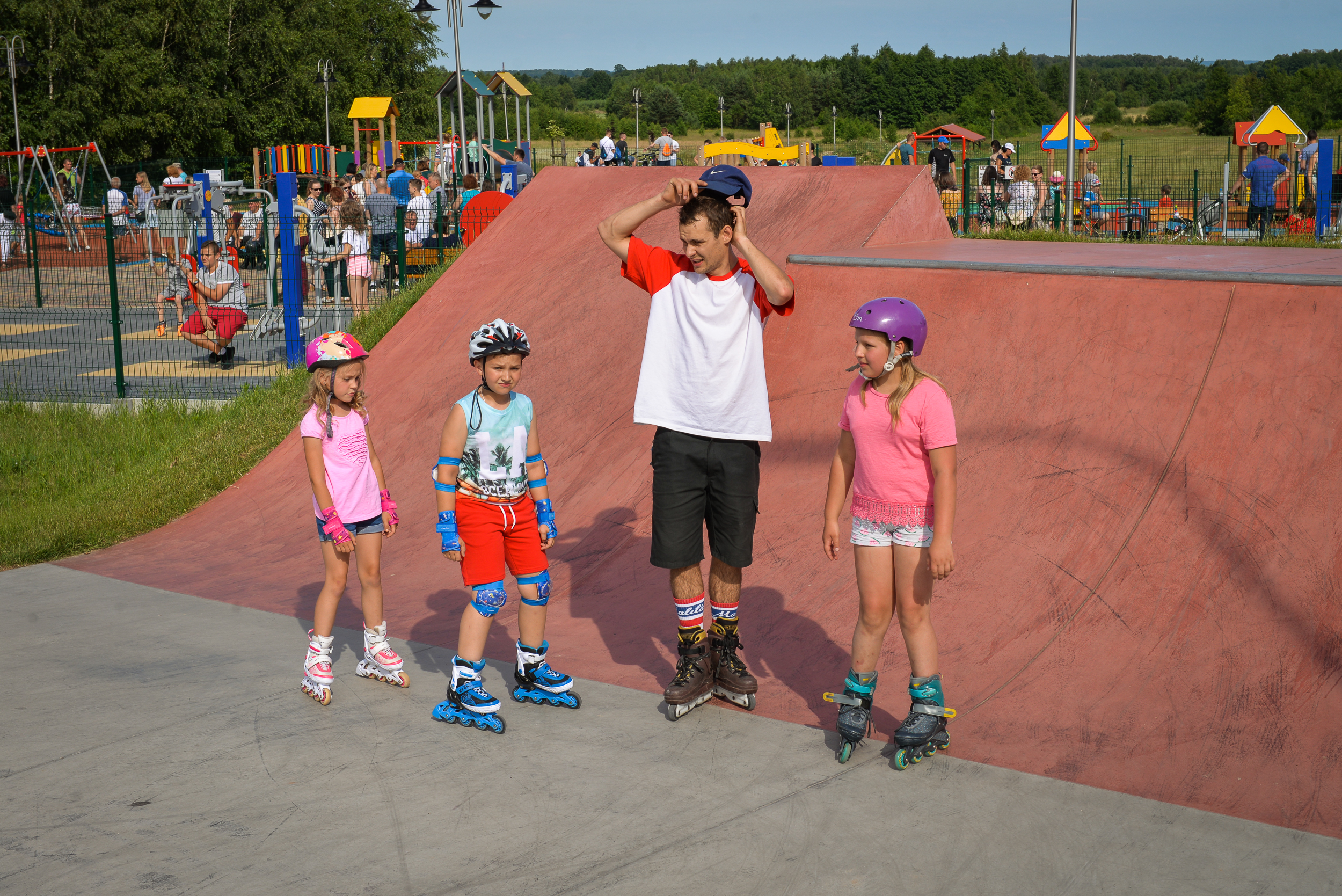 Dzieci na rolkach na skateparku