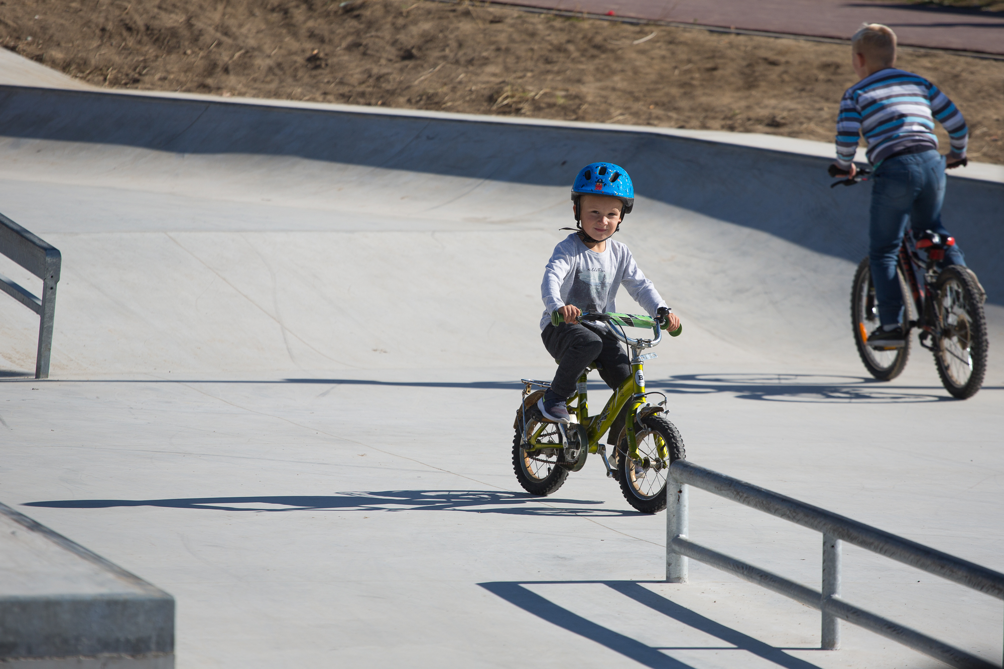 Dzieci na BMX na skateparku