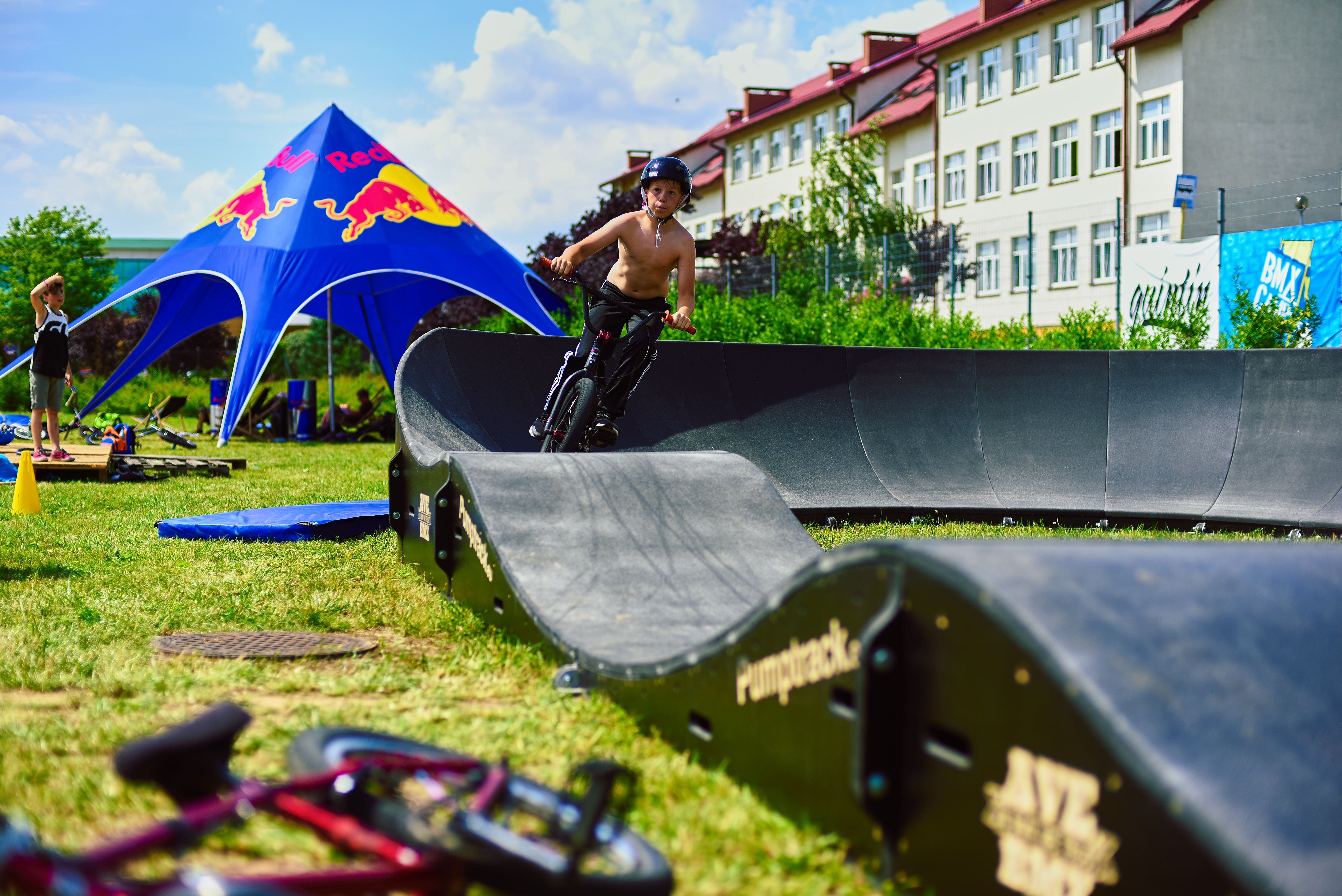 Jak jeździć rowerem na pumptracku – podstawy